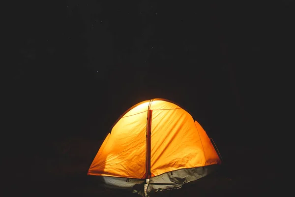 Blick Auf Ein Orangefarbenes Zelt Unter Dem Nachthimmel Mit Lagerfeuer — Stockfoto