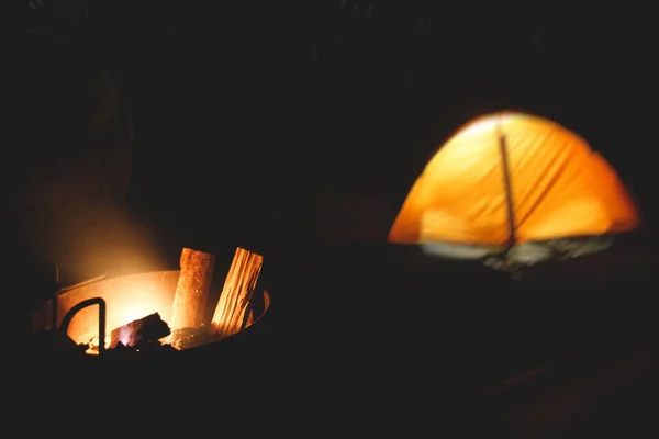 Vue Une Tente Orange Sous Ciel Nocturne Avec Feu Camp — Photo