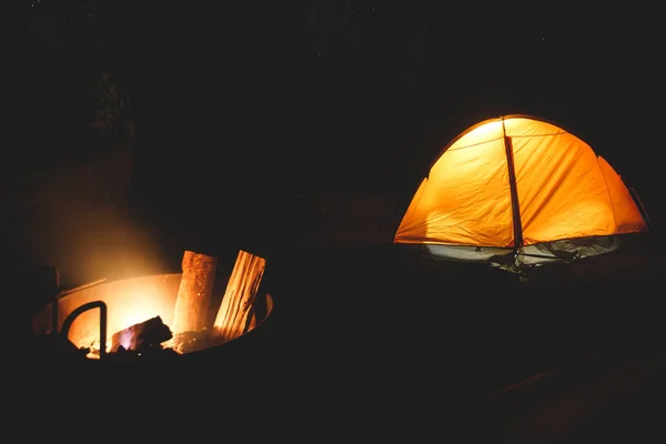 Blick Auf Ein Orangefarbenes Zelt Unter Dem Nachthimmel Mit Lagerfeuer — Stockfoto