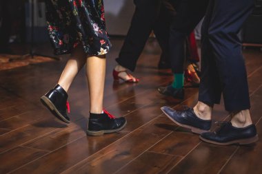 Genç çiftin dans ayakkabıları eski caz dansları dans pisti ahşap zemin üzerinde dans ayakkabıları, kadın ve erkek, dans dersleri.