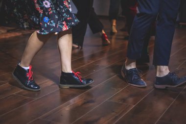 Genç çiftin dans ayakkabıları eski caz dansları dans pisti ahşap zemin üzerinde dans ayakkabıları, kadın ve erkek, dans dersleri.