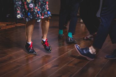Genç çiftin dans ayakkabıları eski caz dansları dans pisti ahşap zemin üzerinde dans ayakkabıları, kadın ve erkek, dans dersleri.