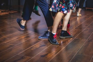 Genç çiftin dans ayakkabıları eski caz dansları dans pisti ahşap zemin üzerinde dans ayakkabıları, kadın ve erkek, dans dersleri.