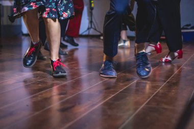 Genç çiftin dans ayakkabıları eski caz dansları dans pisti ahşap zemin üzerinde dans ayakkabıları, kadın ve erkek, dans dersleri.