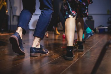 Genç çiftin dans ayakkabıları eski caz dansları dans pisti ahşap zemin üzerinde dans ayakkabıları, kadın ve erkek, dans dersleri.