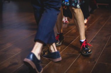 Genç çiftin dans ayakkabıları eski caz dansları dans pisti ahşap zemin üzerinde dans ayakkabıları, kadın ve erkek, dans dersleri.