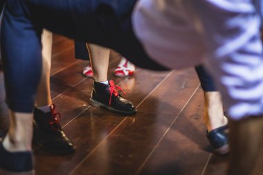 Genç çiftin dans ayakkabıları eski caz dansları dans pisti ahşap zemin üzerinde dans ayakkabıları, kadın ve erkek, dans dersleri.