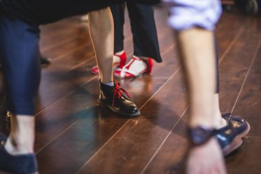 Genç çiftin dans ayakkabıları eski caz dansları dans pisti ahşap zemin üzerinde dans ayakkabıları, kadın ve erkek, dans dersleri.