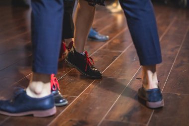 Genç çiftin dans ayakkabıları eski caz dansları dans pisti ahşap zemin üzerinde dans ayakkabıları, kadın ve erkek, dans dersleri.