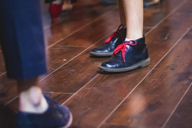 Genç çiftin dans ayakkabıları eski caz dansları dans pisti ahşap zemin üzerinde dans ayakkabıları, kadın ve erkek, dans dersleri.