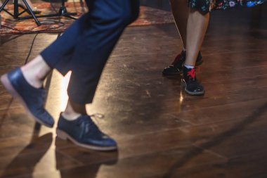 Genç çiftin dans ayakkabıları eski caz dansları dans pisti ahşap zemin üzerinde dans ayakkabıları, kadın ve erkek, dans dersleri.