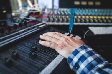 Ses editörü stüdyoda müzik ve ses miksajı, sahne ses mikseri, butik kayıt stüdyosu konser performans kaydı, yayın stüdyosu...