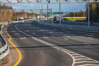 Moskova 'nın havadan görünüşü - Saint Petersburg otoyolu, Rusya' nın Avrupa bölgesindeki federal otoyol, M10 otoyoluna paralel, Moskova 'nın federal kentlerinden St. Petersburg' a kadar. 