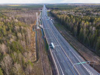 Moskova 'nın havadan görünüşü - Saint Petersburg otoyolu, Rusya' nın Avrupa bölgesindeki federal otoyol, M10 otoyoluna paralel, Moskova 'nın federal kentlerinden St. Petersburg' a kadar. 