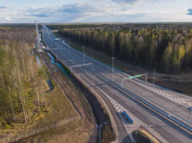 Moskova 'nın havadan görünüşü - Saint Petersburg otoyolu, Rusya' nın Avrupa bölgesindeki federal otoyol, M10 otoyoluna paralel, Moskova 'nın federal kentlerinden St. Petersburg' a kadar. 