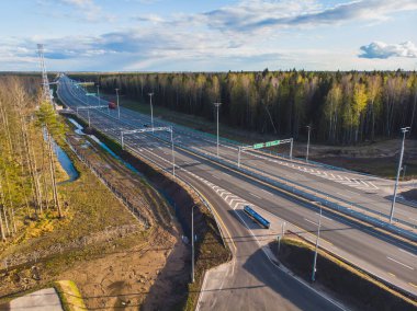 Moskova 'nın havadan görünüşü - Saint Petersburg otoyolu, Rusya' nın Avrupa bölgesindeki federal otoyol, M10 otoyoluna paralel, Moskova 'nın federal kentlerinden St. Petersburg' a kadar. 