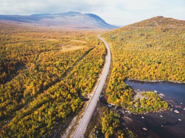 Abisko Milli Parkı, Kiruna Belediyesi, Lapland, Norrbotten İlçesi, İsveç, Abiskojokk Nehri, Karayolu ve Nuolja Dağı ile hava güneşli sonbahar manzarası