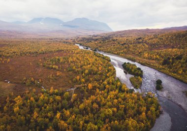 Abisko Milli Parkı, Kiruna Belediyesi, Lapland, Norrbotten İlçesi, İsveç, Abiskojokk Nehri, Karayolu ve Nuolja Dağı ile hava güneşli sonbahar manzarası