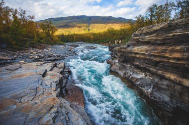 Abisko Milli Parkı, Kiruna Belediyesi, Laponya, Norrbotten İlçesi, İsveç, Abiskojokk Nehri, karayolu ve Nuolja Dağı 'nın sonbahar manzarası Finlandiya, İsveç ve Norwa sınırına yakındır.