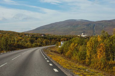 Abisko Milli Parkı, Kiruna Belediyesi, Laponya, Norrbotten İlçesi, İsveç, Abiskojokk Nehri, karayolu ve Nuolja Dağı 'nın sonbahar manzarası Finlandiya, İsveç ve Norwa sınırına yakındır.
