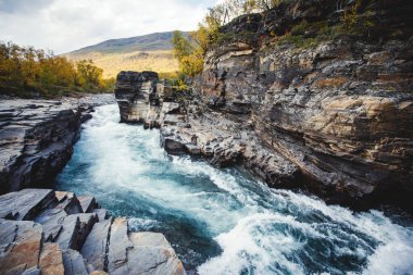 Abisko Milli Parkı, Kiruna Belediyesi, Laponya, Norrbotten İlçesi, İsveç, Abiskojokk Nehri, karayolu ve Nuolja Dağı 'nın sonbahar manzarası Finlandiya, İsveç ve Norwa sınırına yakındır.