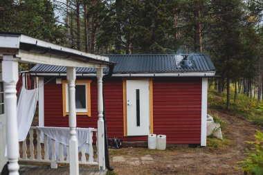 Geleneksel ahşap kulübe evleri olan klasik İsveç kamp alanı manzarası, Laponya, Kuzey İsveççe