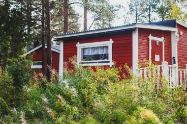 Geleneksel ahşap kulübe evleri olan klasik İsveç kamp alanı manzarası, Laponya, Kuzey İsveççe