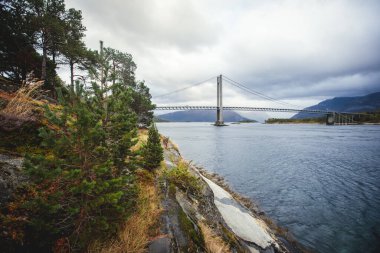 Efjorden fiyortu, Ballangen belediyesi, Nordland ilçesi, Ofoten ilçesi, Norveç 'in Efjord Köprüsü, Stortinden dağı, Kuzey Norwa' nın klasik soğuk panoramik manzarası