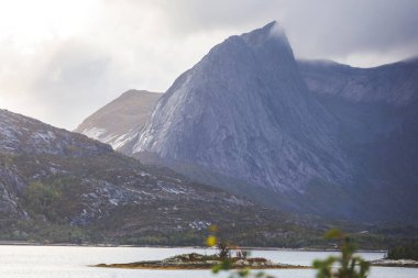 Efjorden fiyortu, Ballangen belediyesi, Nordland ilçesi, Ofoten ilçesi, Norveç 'in Efjord Köprüsü, Stortinden dağı, Kuzey Norwa' nın klasik soğuk panoramik manzarası