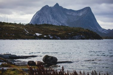 Efjorden fiyortu, Ballangen belediyesi, Nordland ilçesi, Ofoten ilçesi, Norveç 'in Efjord Köprüsü, Stortinden dağı, Kuzey Norwa' nın klasik soğuk panoramik manzarası