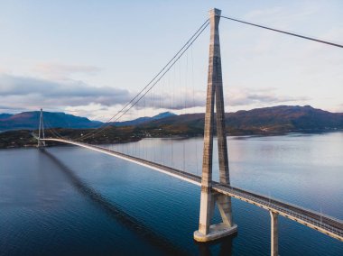 Norveç 'in Nordland ilçesi Narvik Belediyesi' nde Rombaksfjorden 'den geçen bir Halogaland asma köprüsünün Avrupa Route E6 Highwa' nın bir parçası olan hava manzarası