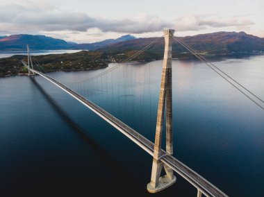 Norveç 'in Nordland ilçesi Narvik Belediyesi' nde Rombaksfjorden 'den geçen bir Halogaland asma köprüsünün Avrupa Route E6 Highwa' nın bir parçası olan hava manzarası