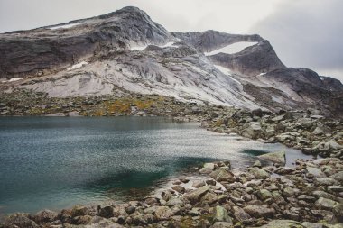Norveç 'in Fortopp Tepesi' ne yürüyüşü sırasında Stetind, Kuzey Norveç, Nordland, Tysfjord, Ofoten belediyesi, fiyort ve lak manzaralı dağ manzarası