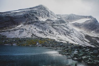Norveç 'in Fortopp Tepesi' ne yürüyüşü sırasında Stetind, Kuzey Norveç, Nordland, Tysfjord, Ofoten belediyesi, fiyort ve lak manzaralı dağ manzarası