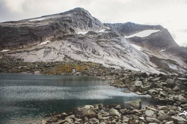 Norveç 'in Fortopp Tepesi' ne yürüyüşü sırasında Stetind, Kuzey Norveç, Nordland, Tysfjord, Ofoten belediyesi, fiyort ve lak manzaralı dağ manzarası