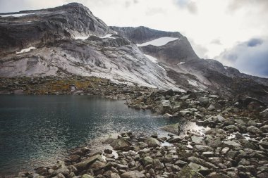Norveç 'in Fortopp Tepesi' ne yürüyüşü sırasında Stetind, Kuzey Norveç, Nordland, Tysfjord, Ofoten belediyesi, fiyort ve lak manzaralı dağ manzarası