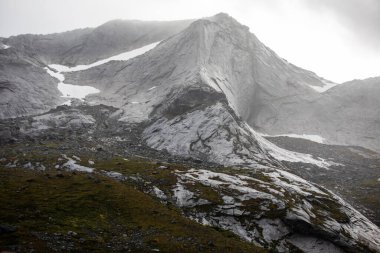 Norveç 'in Fortopp Tepesi' ne yürüyüşü sırasında Stetind, Kuzey Norveç, Nordland, Tysfjord, Ofoten belediyesi, fiyort ve lak manzaralı dağ manzarası