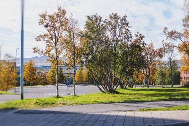 Kiruna sokaklarının güneşli yaz manzarası, İsveç 'in en kuzeyindeki kasaba, Laponya vilayeti, Norrbotten Count