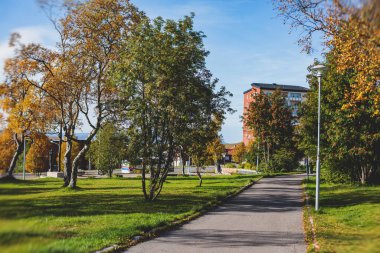 Kiruna sokaklarının güneşli yaz manzarası, İsveç 'in en kuzeyindeki kasaba, Laponya vilayeti, Norrbotten Count