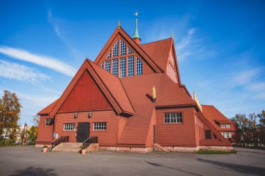 Kiruna sokaklarının güneşli yaz manzarası, İsveç 'in en kuzeyindeki kasaba, Laponya vilayeti, Norrbotten Count