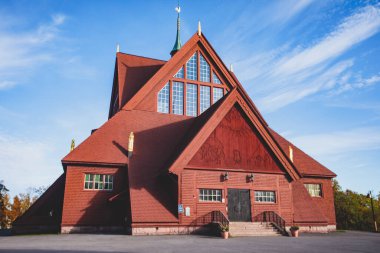 Kiruna sokaklarının güneşli yaz manzarası, İsveç 'in en kuzeyindeki kasaba, Laponya vilayeti, Norrbotten Count