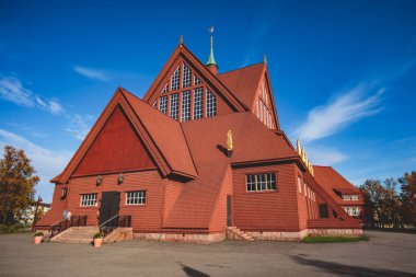 Kiruna sokaklarının güneşli yaz manzarası, İsveç 'in en kuzeyindeki kasaba, Laponya vilayeti, Norrbotten Count