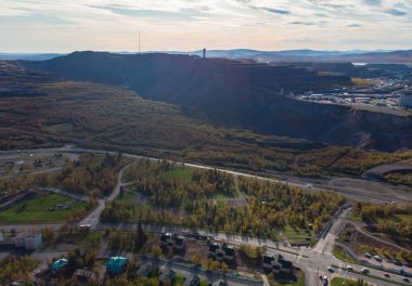 İsveç 'in en kuzeyindeki Kiruna kasabası, Laponya, Norrbotten County' nin hava güneşli manzarası.
