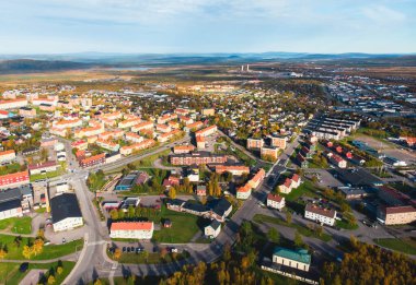 İsveç 'in en kuzeyindeki Kiruna kasabası, Laponya, Norrbotten County' nin hava güneşli manzarası.