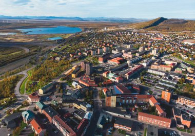 İsveç 'in en kuzeyindeki Kiruna kasabası, Laponya, Norrbotten County' nin hava güneşli manzarası.
