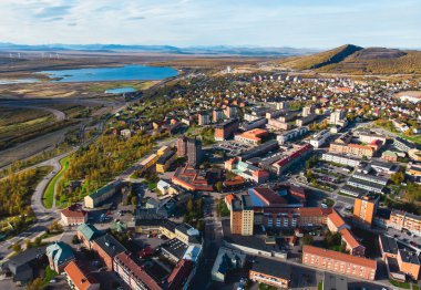 İsveç 'in en kuzeyindeki Kiruna kasabası, Laponya, Norrbotten County' nin hava güneşli manzarası.