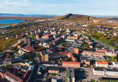 İsveç 'in en kuzeyindeki Kiruna kasabası, Laponya, Norrbotten County' nin hava güneşli manzarası.