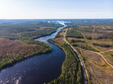 Kalix nehri, Kalixalven, Overkalix yerleşim yeri ve İsveç 'in Norrbotten ilçesinde güneşli yaz günlerinde ormanlık alan, hava aracı manzarası