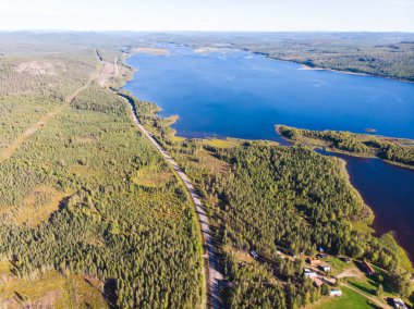 Kalix nehri, Kalixalven, Overkalix yerleşim yeri ve İsveç 'in Norrbotten ilçesinde güneşli yaz günlerinde ormanlık alan, hava aracı manzarası