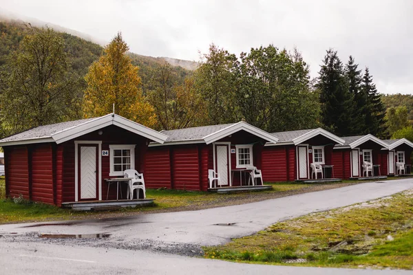 Blick Auf Den Klassischen Norwegischen Campingplatz Mit Traditionellen Roten Holzhütten — Stockfoto